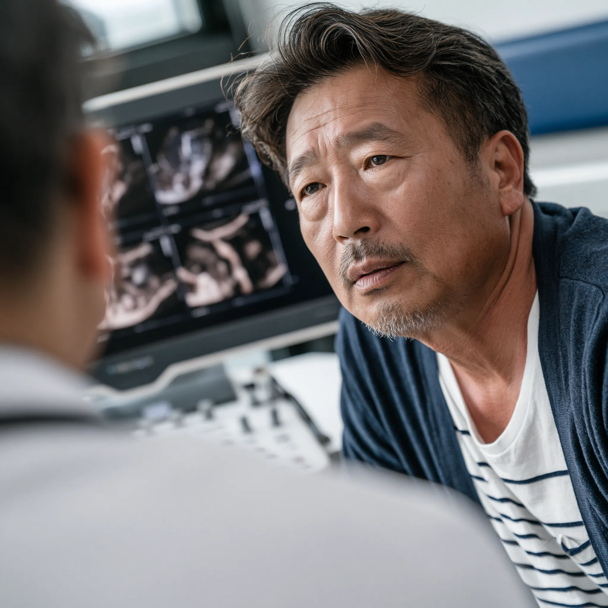 부산 하지정맥류 발거술 상담 – 혈관 영상을 보며 진료받는 모습